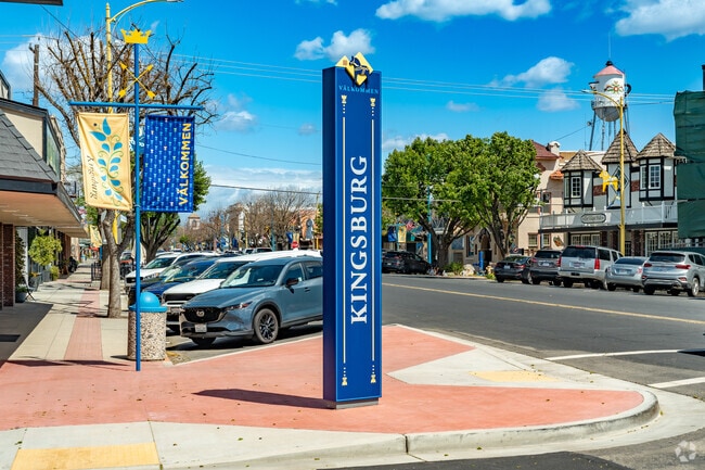 Welcoming sign to Kingsburg along Draper Steet