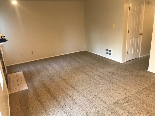 Building Photo - Large Mountlake Terrace Townhouse