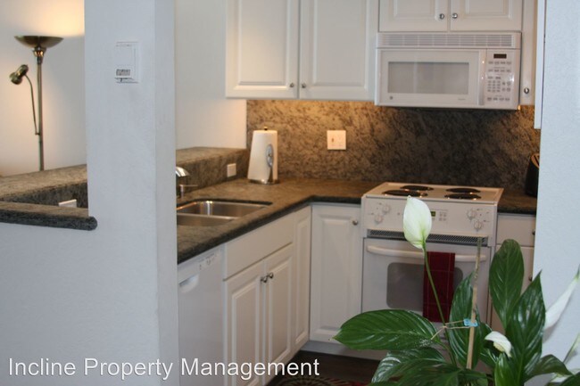 Building Photo - 3 br, 2.5 bath House - 525 Lakeshore Drive