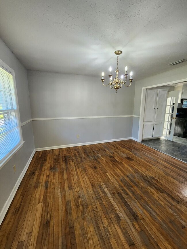 Foto del edificio - Spacious 4BR/2BA Brick Home with Fireplace, Large Island!