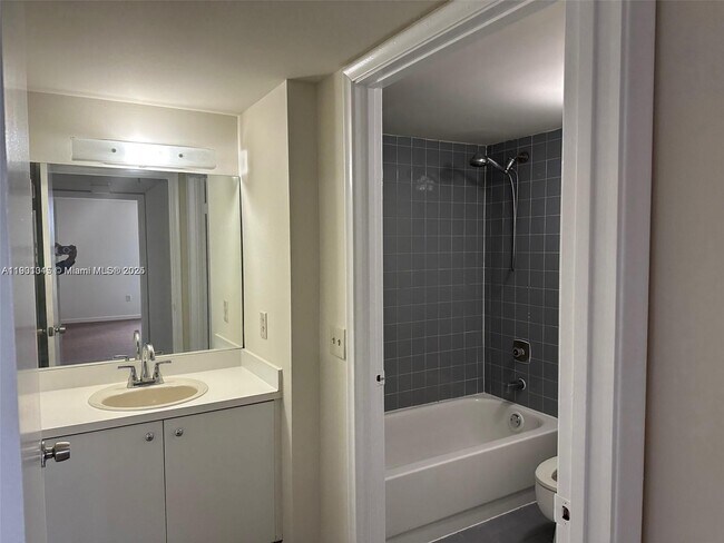 Foto del edificio - 9688 Fontainebleau Blvd