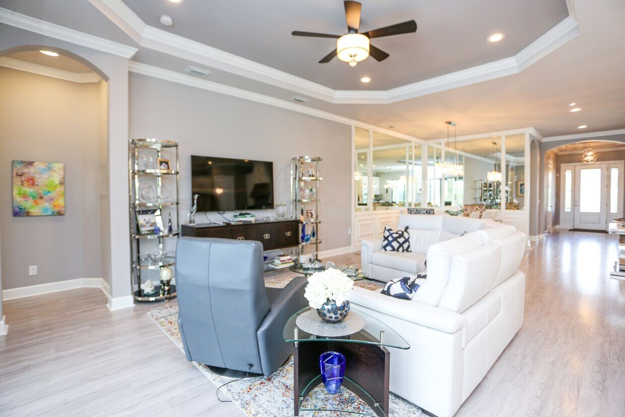 Foto principal - Seasonal Property Available