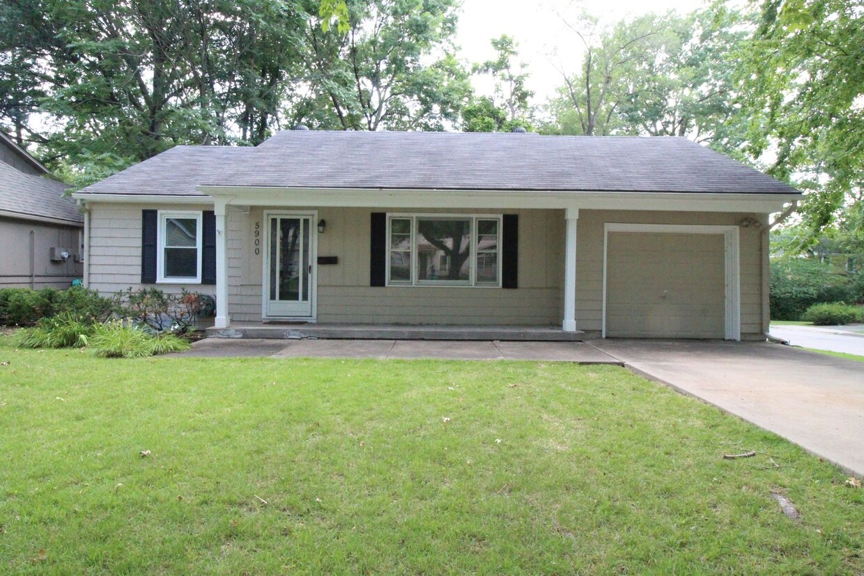 Primary Photo - Spacious 3 Bedroom 2 Bath House in Fairway