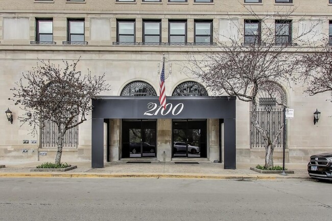 Building Photo - 2100 N Lincoln Park W