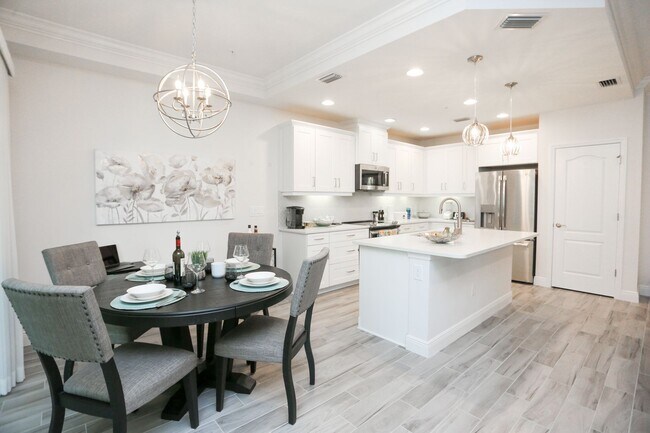 Foto del edificio - ** THIS AVALON OF NAPLES 2/2 CONDO IS AVAI...