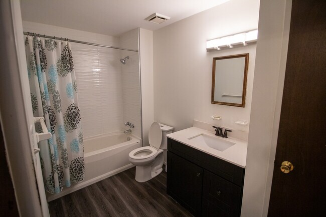 Building Photo - Fantastic 1 Bedroom Unit -  White Oaks - $...