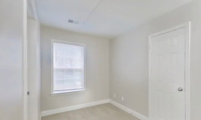 Building Photo - 3 Bedroom Residence Perfect for Family Living