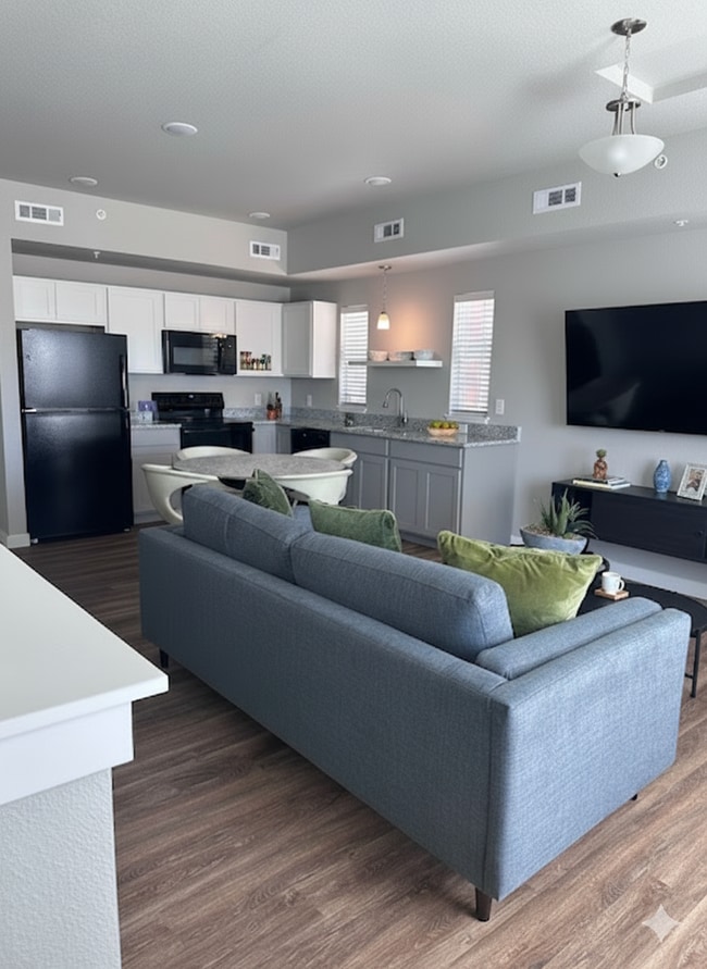 Interior Photo - Clover On Cascade