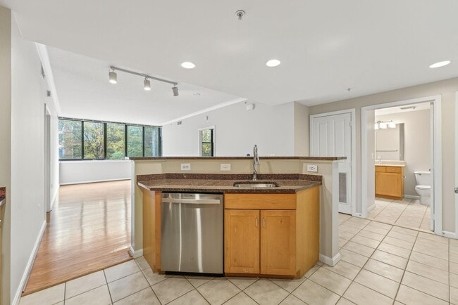 Building Photo - 2220 Fairfax Dr