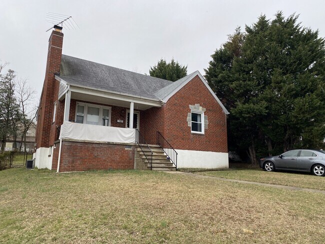 Building Photo - 5 Belhaven Dr