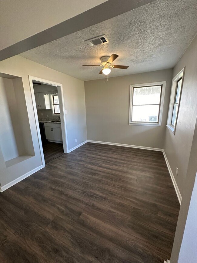 Building Photo - House for rent!