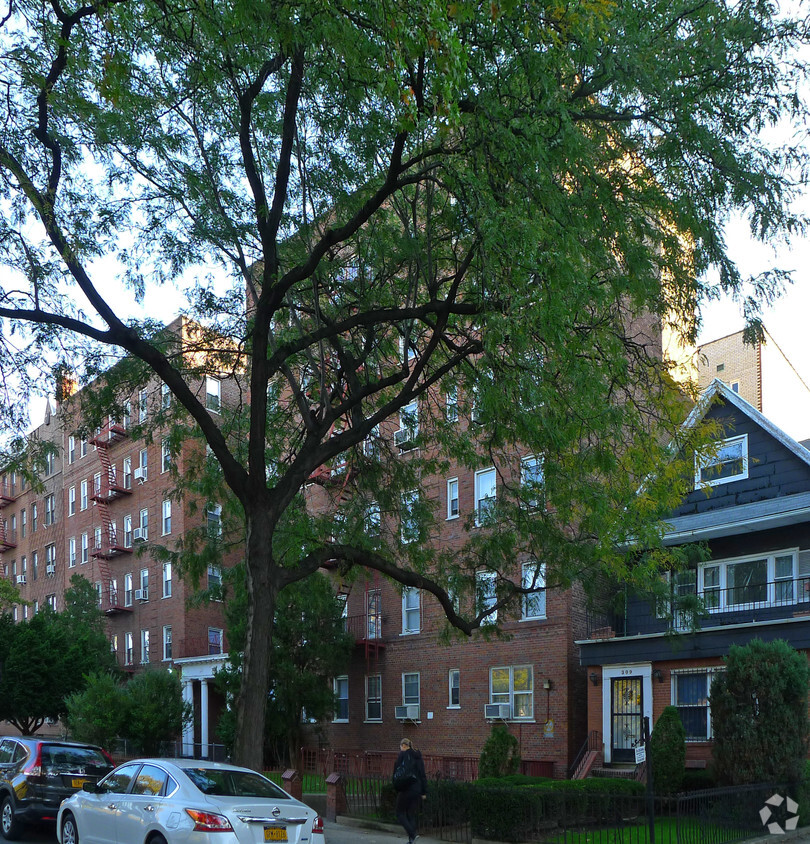 Foto principal - 305 Ocean Parkway