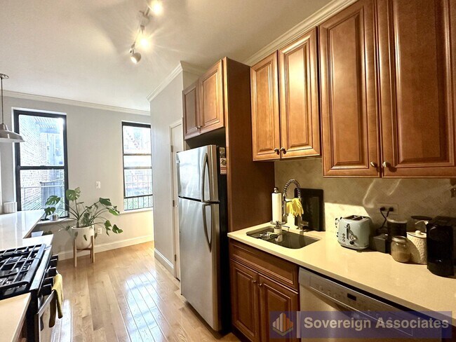 Building Photo - 516 E 84th St