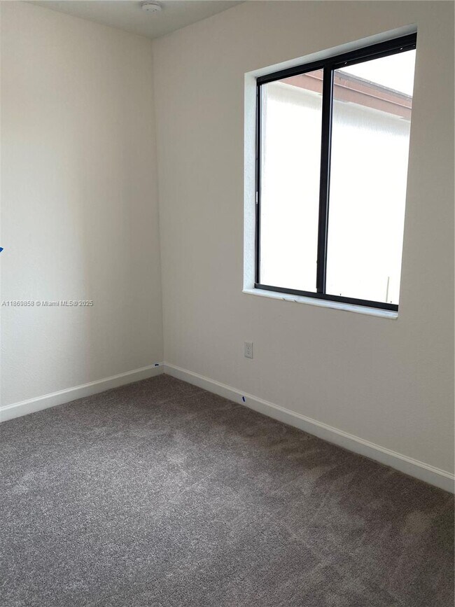 Foto del edificio - 350 NE 208th Terrace