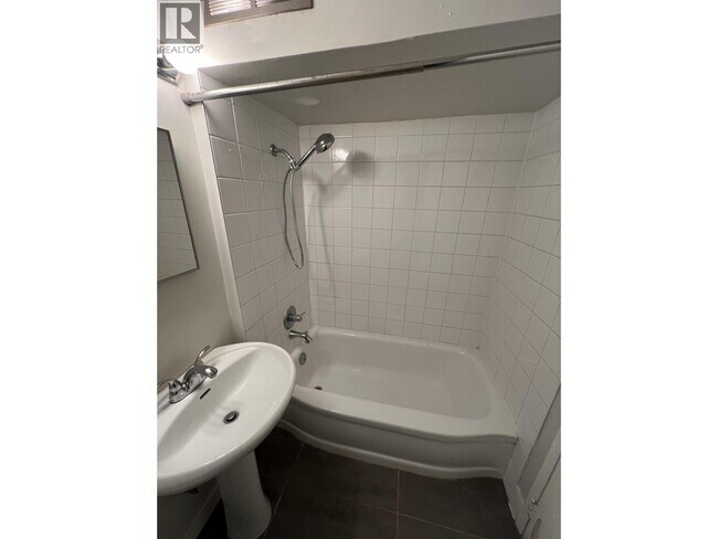 Photo du bâtiment - 1057 Barclay St