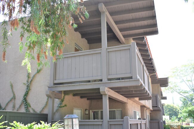 Foto del edificio - Upper-Level Condo with Vaulted Ceilings & Granite Finishes