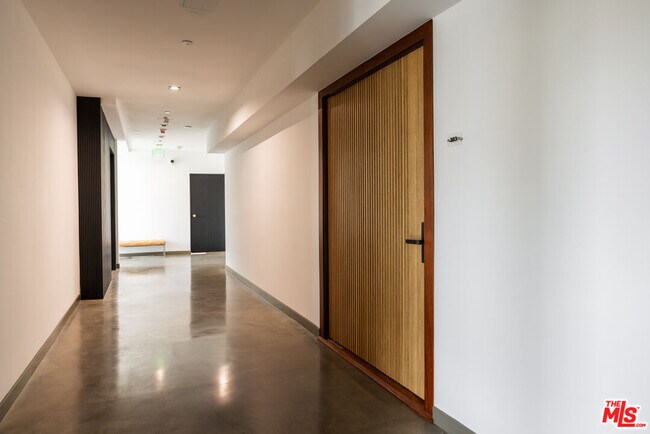 Foto del edificio - 547 N Sweetzer Ave