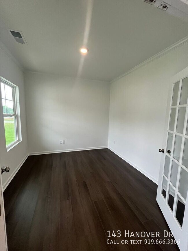 Foto del edificio - 143 Hanover Dr