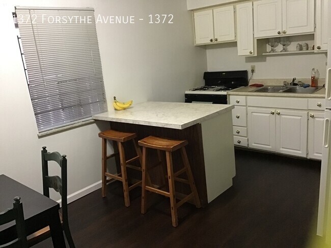 Foto del edificio - 1372 Forsythe Ave