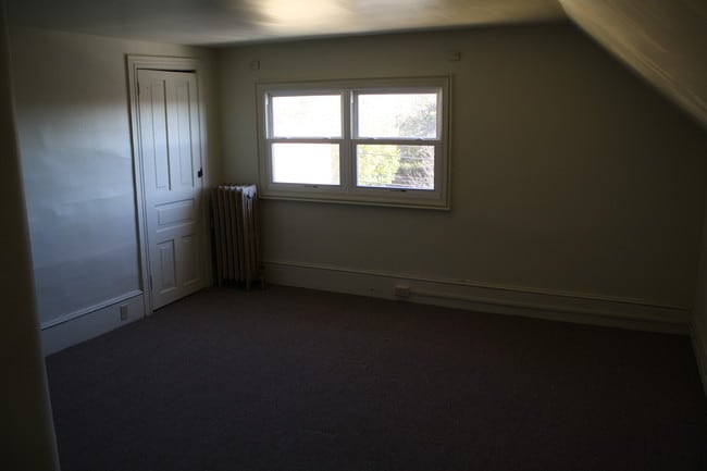 Building Photo - 362 E Main St