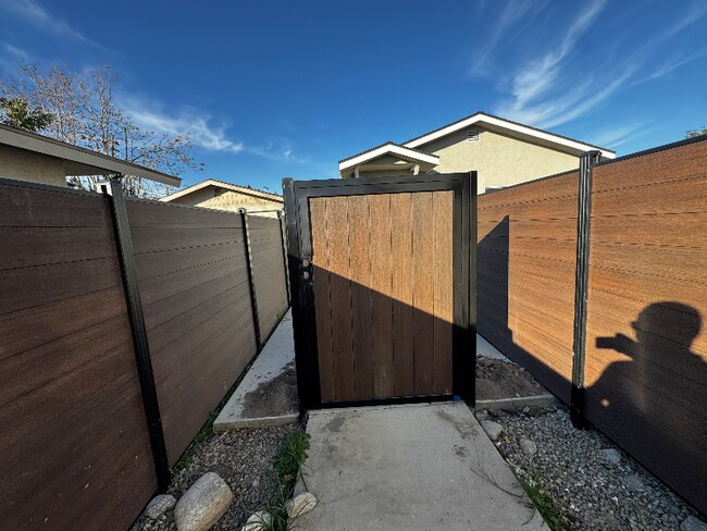 Foto del edificio - 1486 W 7th St