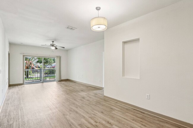 Building Photo - Oakleaf Plantation Apartments