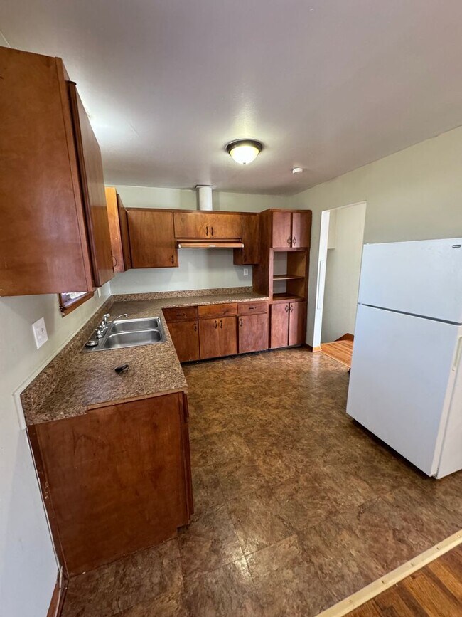 Foto del edificio - 3 Bedroom House- Southwest Topeka!