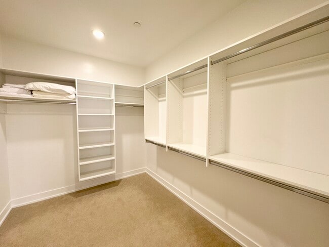 Plaza 213 furnished for October - Peregrine Plaza