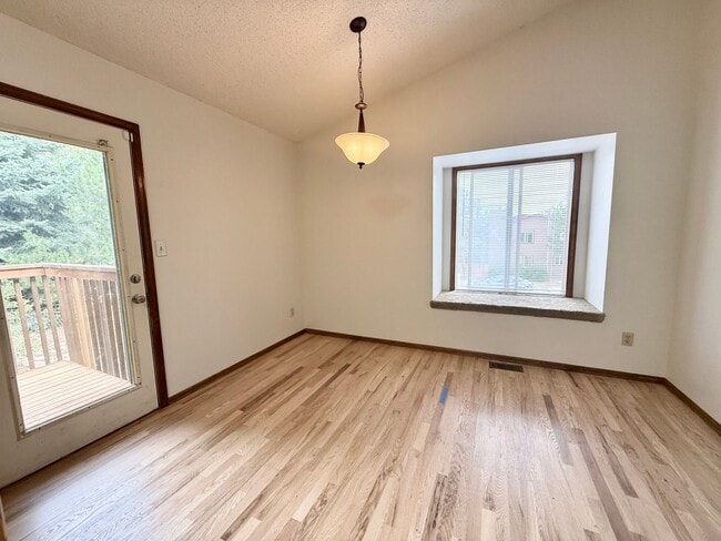 Foto del edificio - Beautifully Updated 5 Bedroom Rockrimmon Ranch Home Backing to Open Space