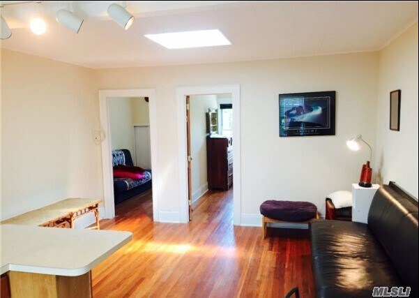 Foto principal - 72-54 Manse St