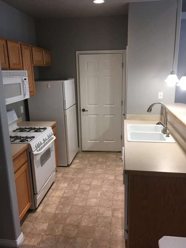Foto del edificio - Townhome with Plenty of Storage Space and ...