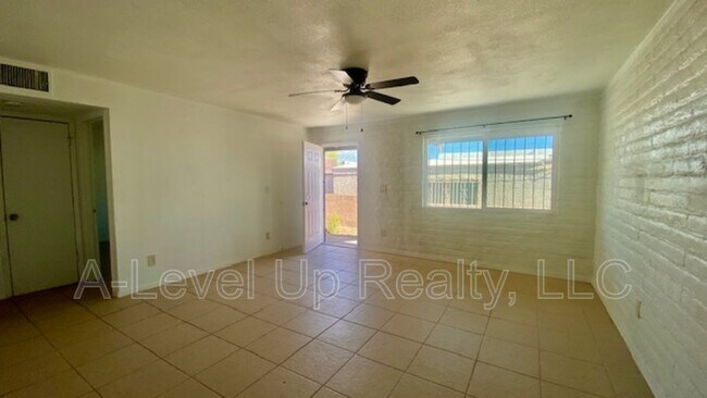Foto del edificio - 1025 S Santa Rita Ave