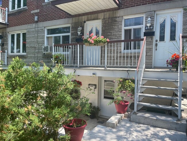Building Photo - 2560 Rue Tillemont
