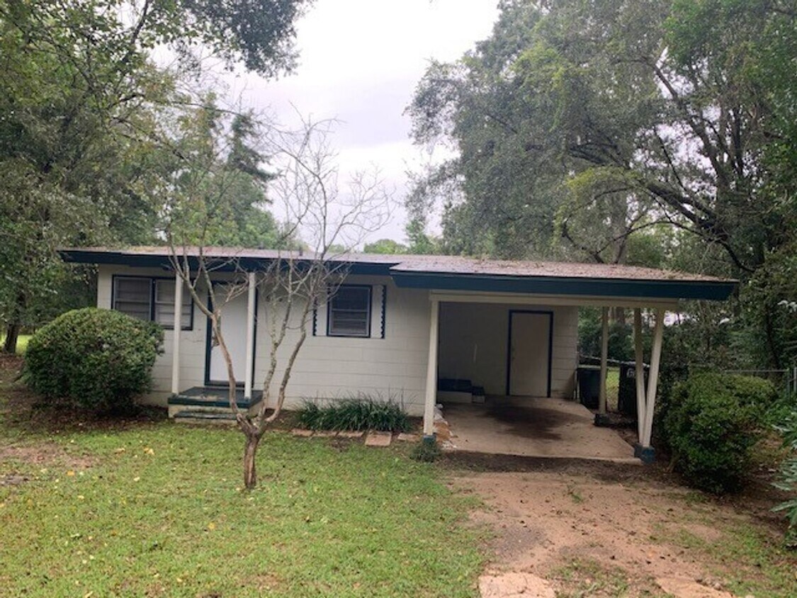 Primary Photo - 3 Bedroom House on Kyle St, Available NOW!