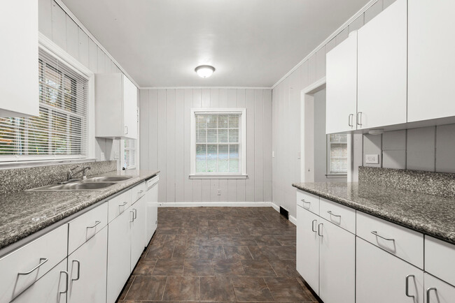 Foto del edificio - Room in House on N Stratford Rd NE