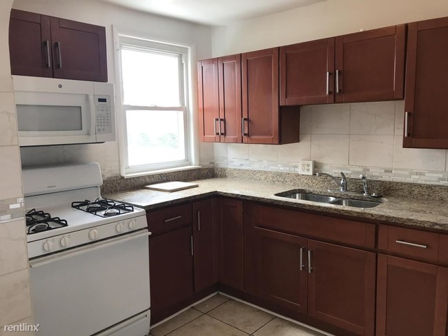 Building Photo - 3 br, 2 bath Townhome - 7539 Berkshire Rd