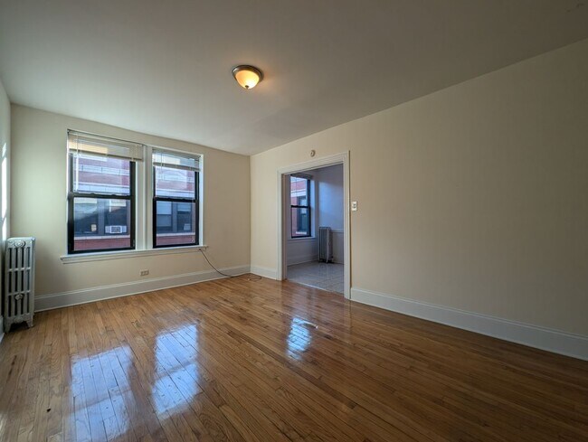 Foto del edificio - 2715 N Milwaukee Ave
