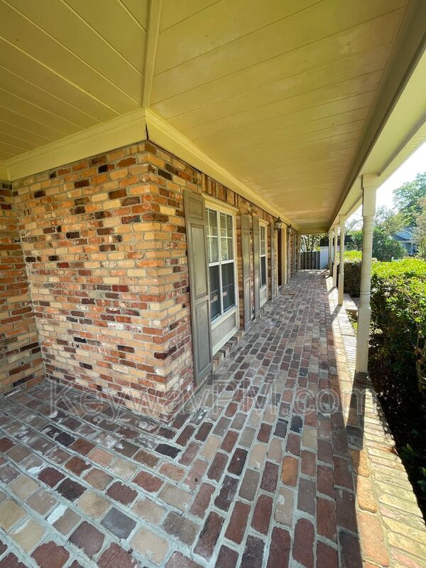 Building Photo - 15 Mulberry Ln
