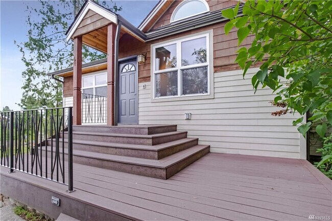 Building Photo - Cute Shoreline Home