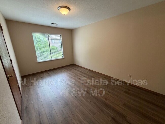 Building Photo - 757 E Bain St