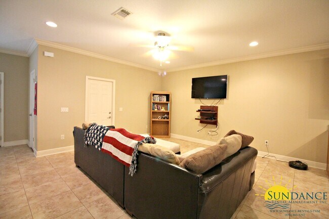 Building Photo - Beautiful 3 Bedroom Town Home in the Heart...