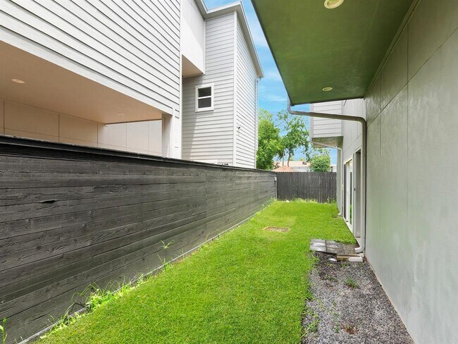 Foto del edificio - 7706 Jack Oak Ave