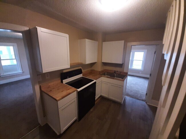 Building Photo - 3 Bedroom, 1 Bathroom home with new kitchen!