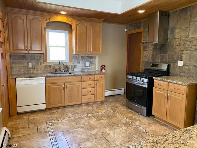 Foto del edificio - 1 Grey Rock Ave