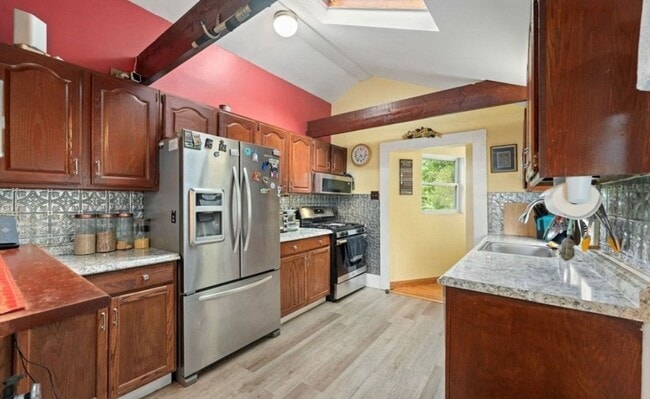 Building Photo - Secluded 3 bedroom / 2 Ba Waterfront Home