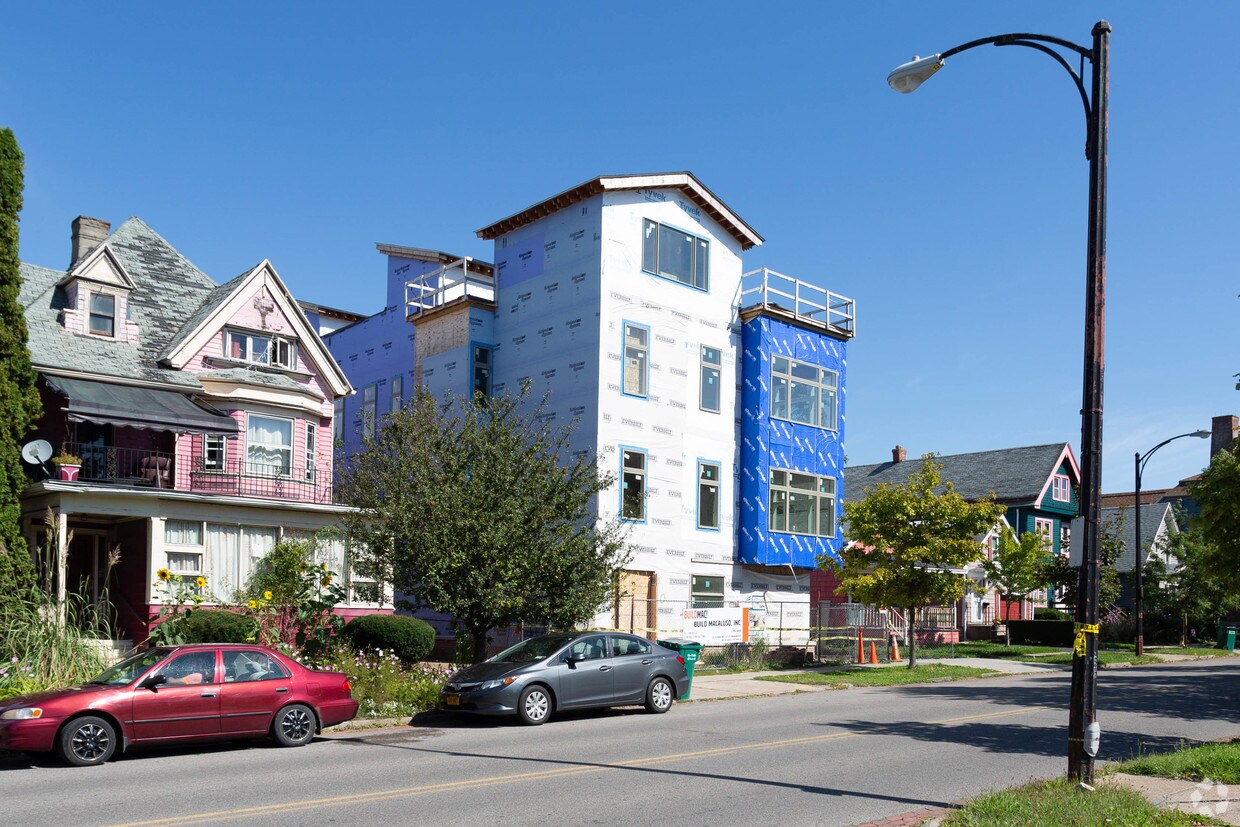 Building Photo - 197 W Utica St