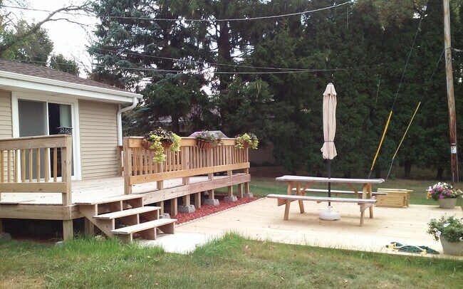 Cubierta superior e inferior traseras - 409 Hill N Dale Cir