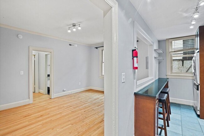 Foto del edificio - Elegant Columbia Heights One Bedroom! - Ca...
