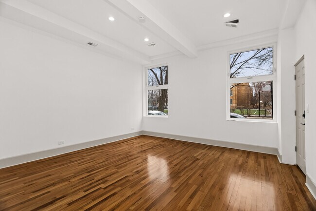 Foto del edificio - 2030 N Oakley Ave