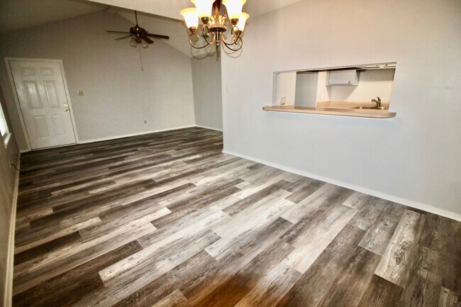 Foto del edificio - 98 Lake Village Blvd